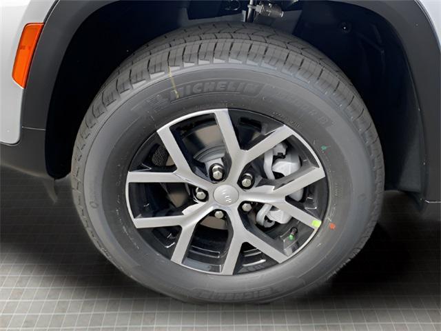 new 2025 Jeep Grand Cherokee car, priced at $40,760