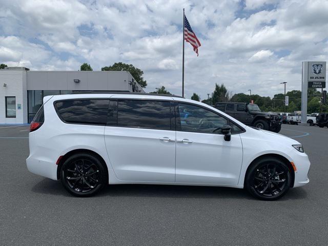 new 2024 Chrysler Pacifica car, priced at $40,988