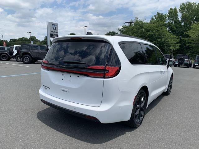 new 2024 Chrysler Pacifica car, priced at $40,988