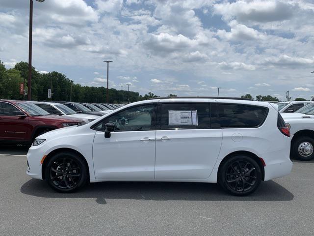 new 2024 Chrysler Pacifica car, priced at $40,988