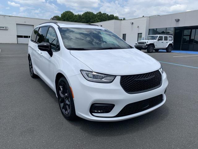 new 2024 Chrysler Pacifica car, priced at $40,988