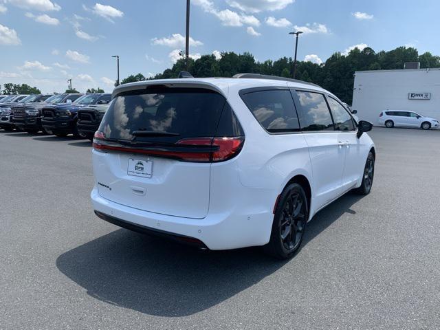 new 2024 Chrysler Pacifica car, priced at $40,988