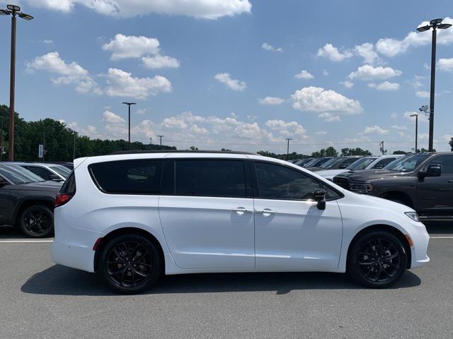 new 2024 Chrysler Pacifica car, priced at $40,988