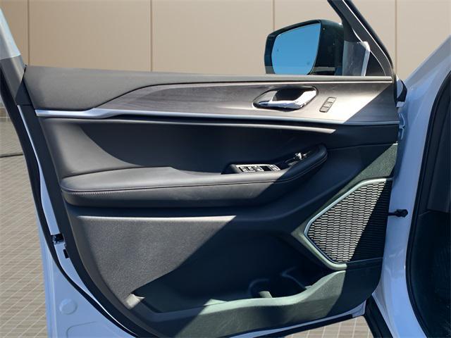 new 2025 Jeep Grand Cherokee car, priced at $48,385