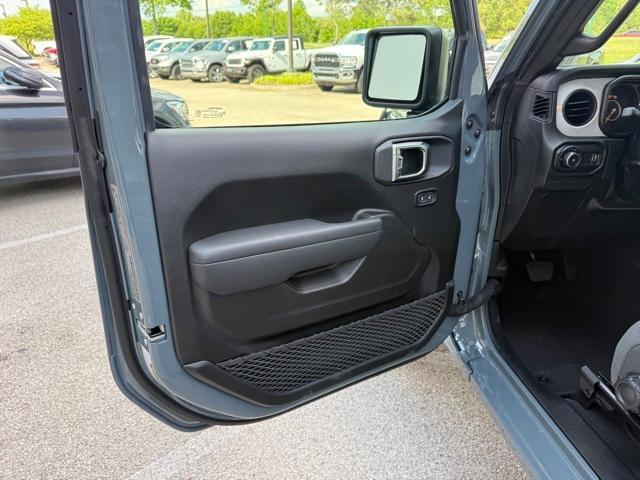 new 2025 Jeep Wrangler car, priced at $37,355