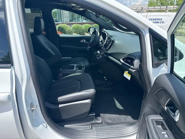 new 2025 Chrysler Pacifica car, priced at $47,295