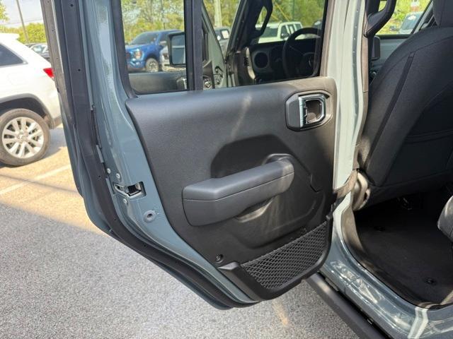 new 2025 Jeep Gladiator car, priced at $43,821