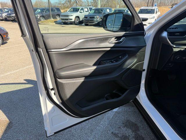 new 2025 Jeep Grand Cherokee car, priced at $37,981