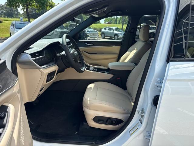new 2025 Jeep Grand Cherokee car, priced at $43,900