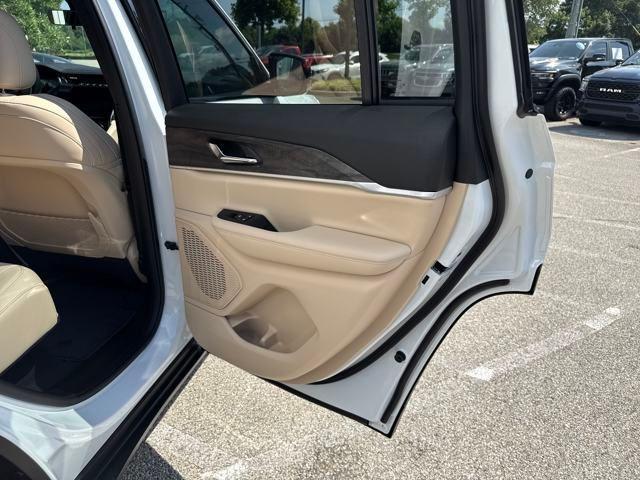 new 2025 Jeep Grand Cherokee car, priced at $43,900