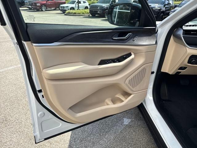 new 2025 Jeep Grand Cherokee car, priced at $43,792