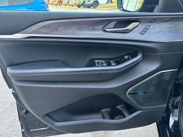 used 2022 Jeep Grand Cherokee car, priced at $35,756