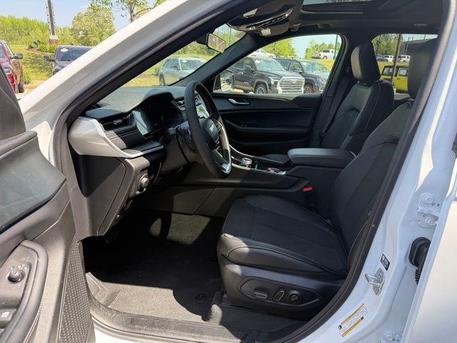 new 2025 Jeep Grand Cherokee car, priced at $37,576