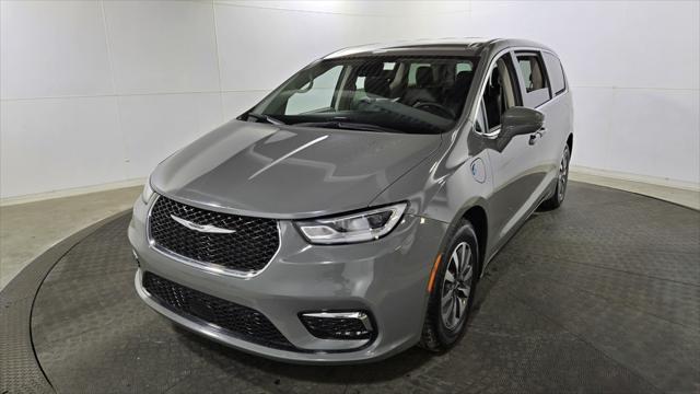 used 2022 Chrysler Pacifica Hybrid car, priced at $21,250