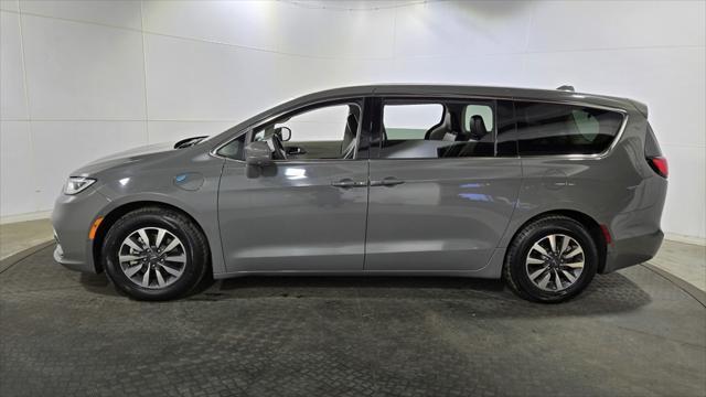 used 2022 Chrysler Pacifica Hybrid car, priced at $21,250