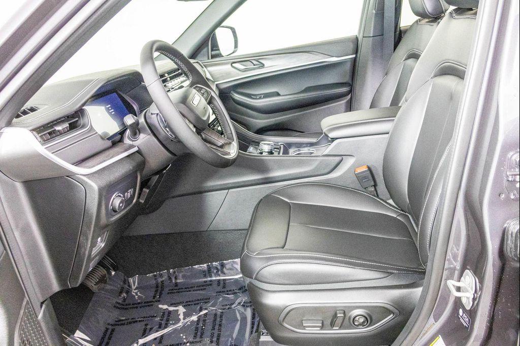 new 2025 Jeep Grand Cherokee car, priced at $43,256
