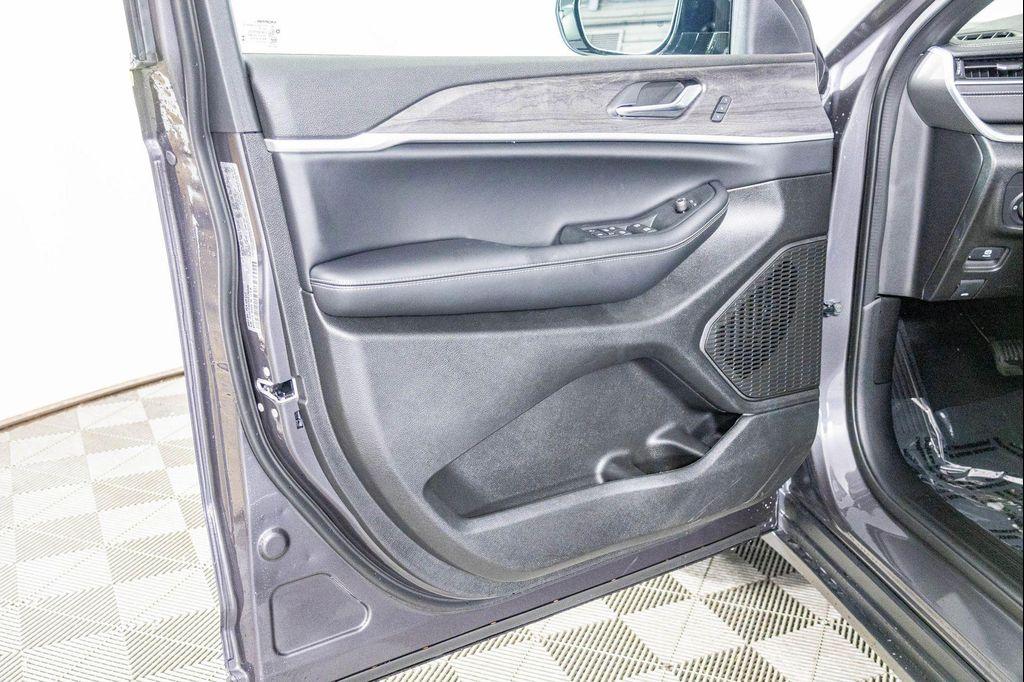 new 2025 Jeep Grand Cherokee car, priced at $43,256