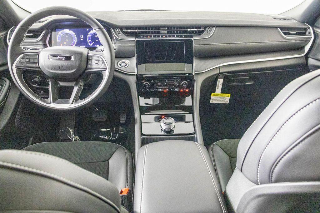 new 2025 Jeep Grand Cherokee car, priced at $39,236