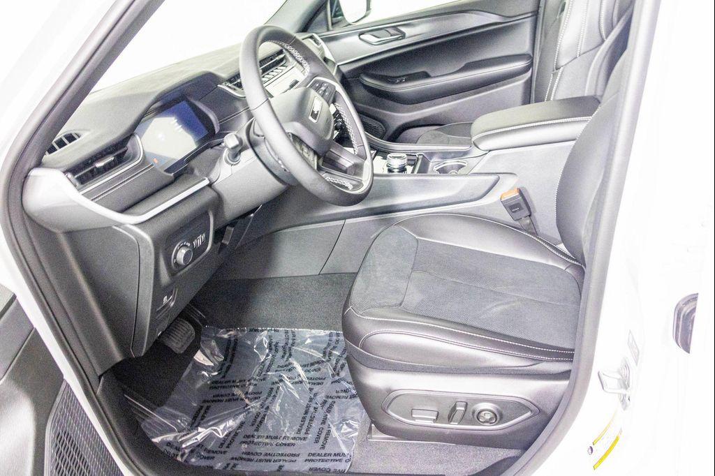 new 2025 Jeep Grand Cherokee car, priced at $39,236