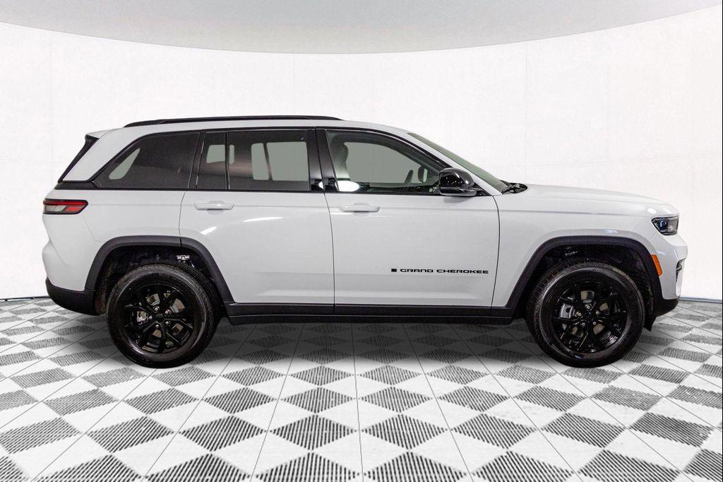 new 2025 Jeep Grand Cherokee car, priced at $39,236