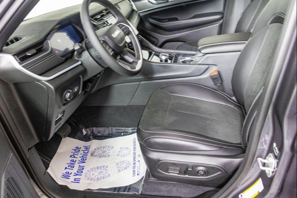 new 2025 Jeep Grand Cherokee car, priced at $39,772