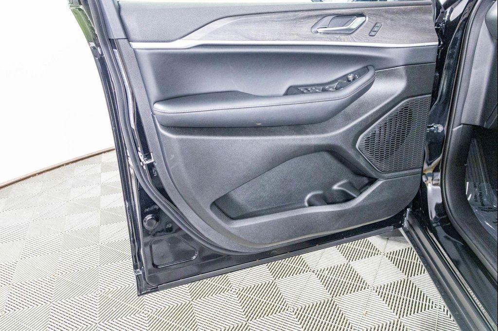 new 2025 Jeep Grand Cherokee car, priced at $48,850