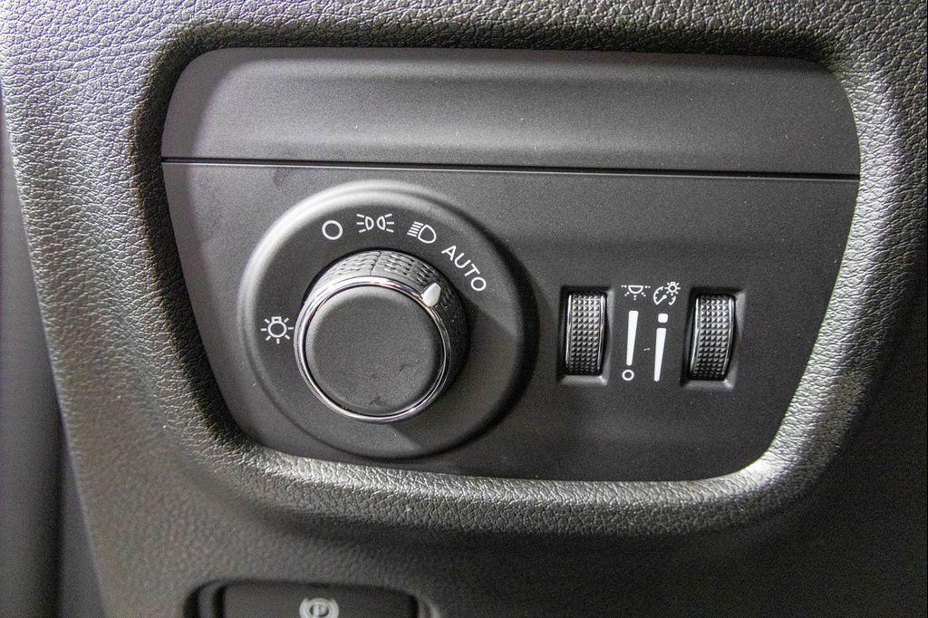 new 2025 Jeep Grand Cherokee car, priced at $39,236