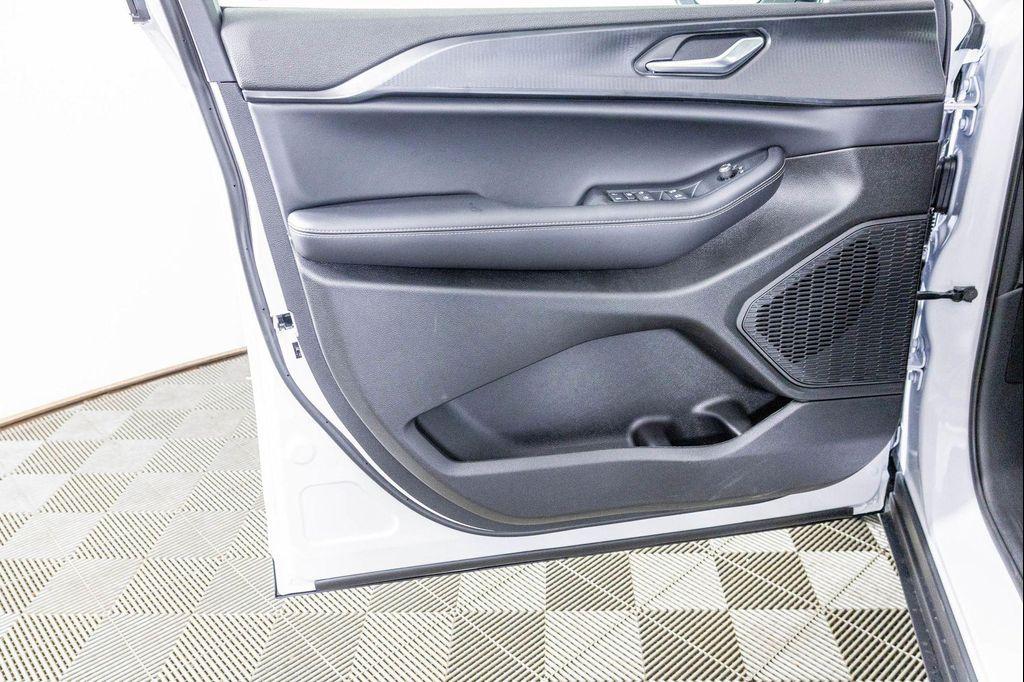 new 2025 Jeep Grand Cherokee car, priced at $39,236