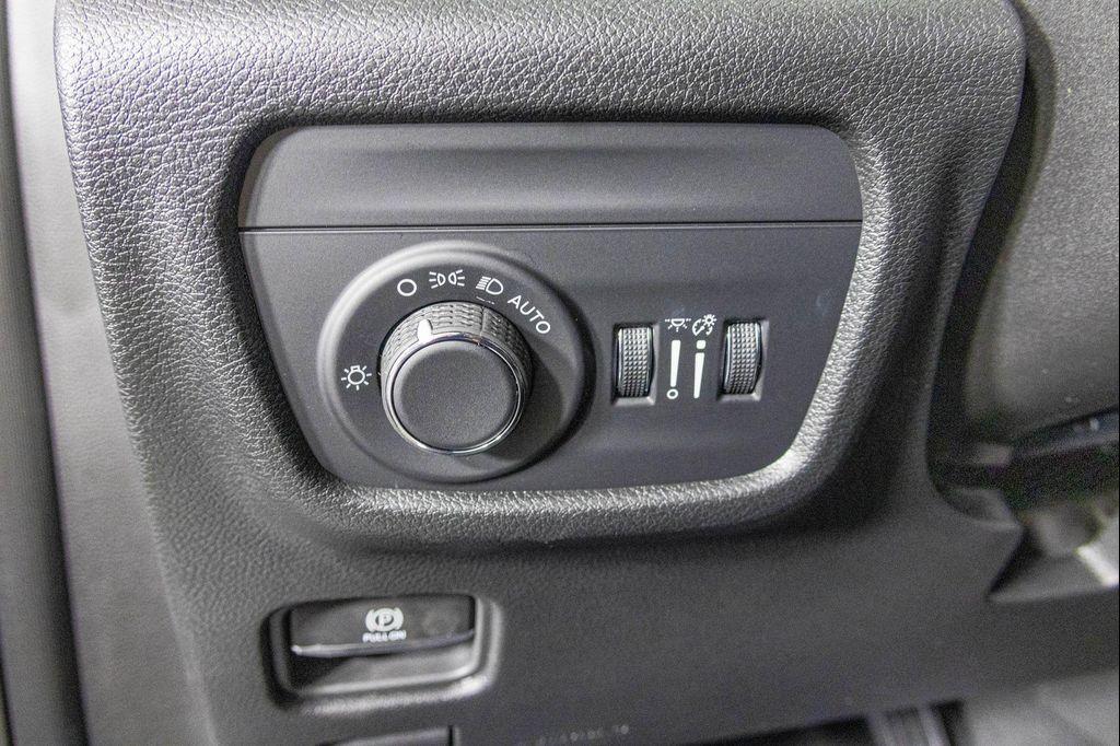new 2025 Jeep Grand Cherokee car, priced at $40,903