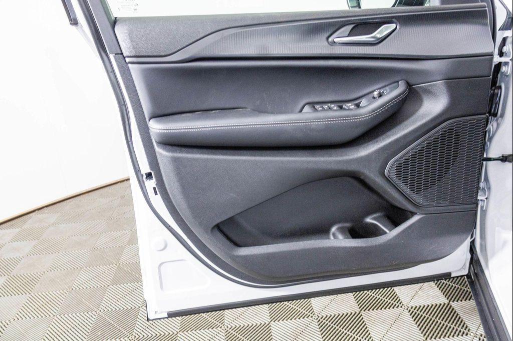 new 2025 Jeep Grand Cherokee car, priced at $40,903