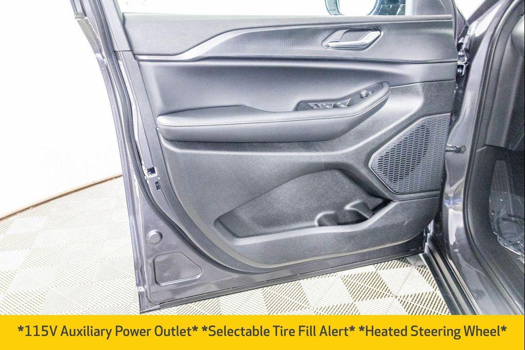 new 2025 Jeep Grand Cherokee car, priced at $40,855