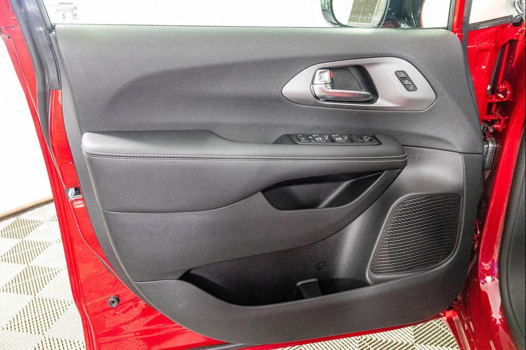 new 2025 Chrysler Pacifica car, priced at $41,005