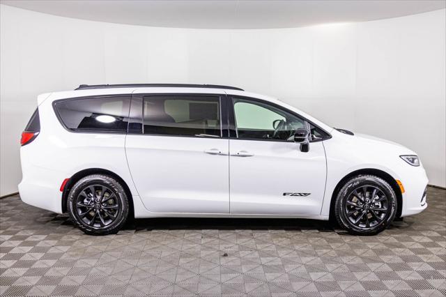 new 2025 Chrysler Pacifica car, priced at $42,677