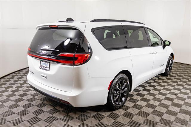 new 2025 Chrysler Pacifica car, priced at $42,677