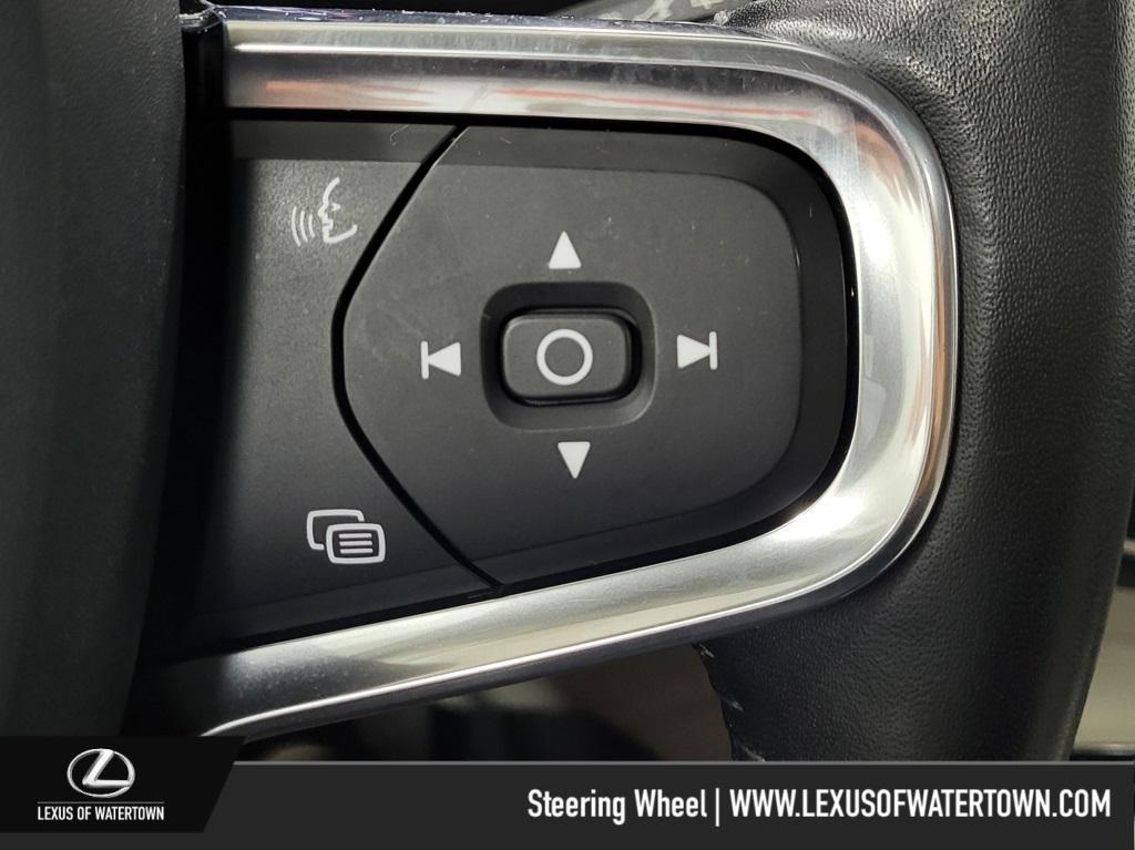 used 2020 Volvo XC40 car, priced at $25,884