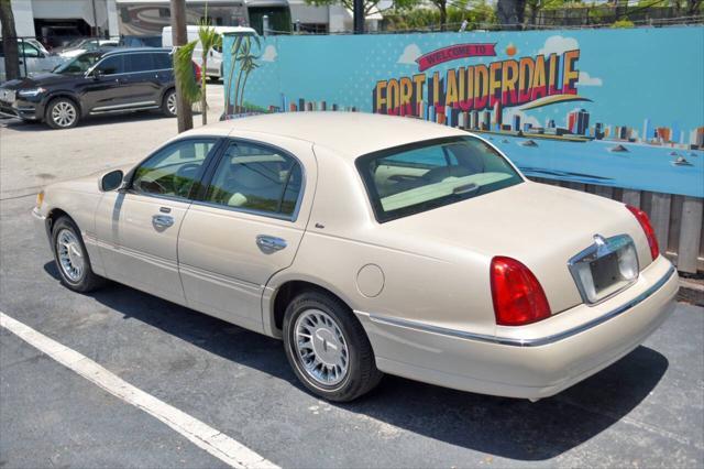 used 2002 Lincoln Town Car car, priced at $14,750