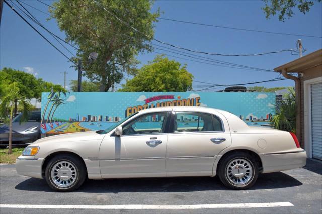 used 2002 Lincoln Town Car car, priced at $14,750