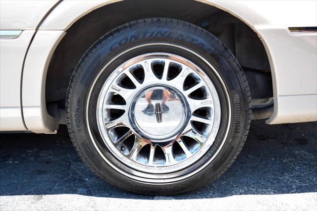 used 2002 Lincoln Town Car car, priced at $14,750