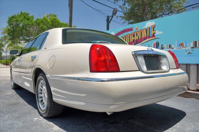 used 2002 Lincoln Town Car car, priced at $14,750