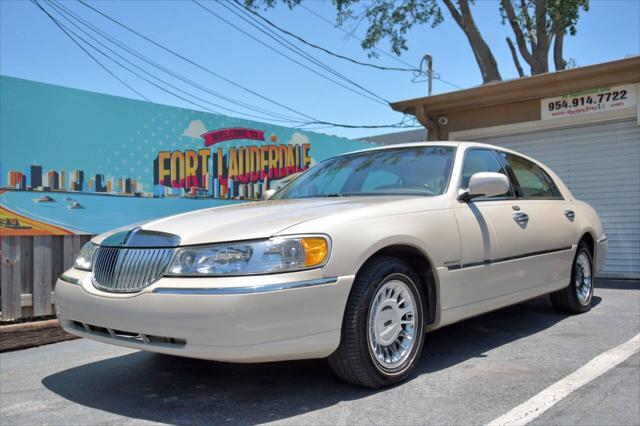 used 2002 Lincoln Town Car car, priced at $14,750