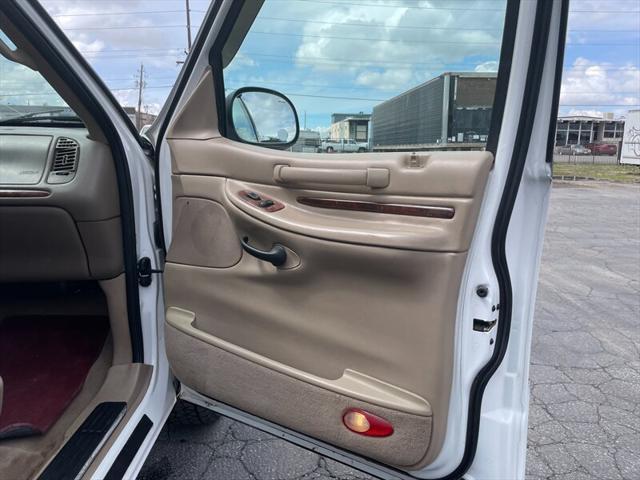 used 2000 Lincoln Navigator car, priced at $3,000