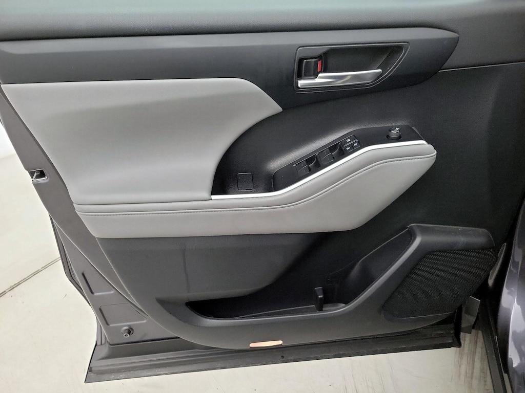 used 2021 Toyota Highlander car, priced at $31,998