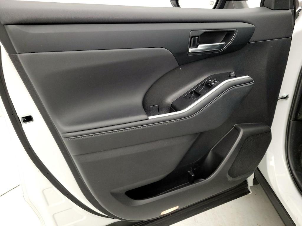 used 2024 Toyota Highlander car, priced at $40,998