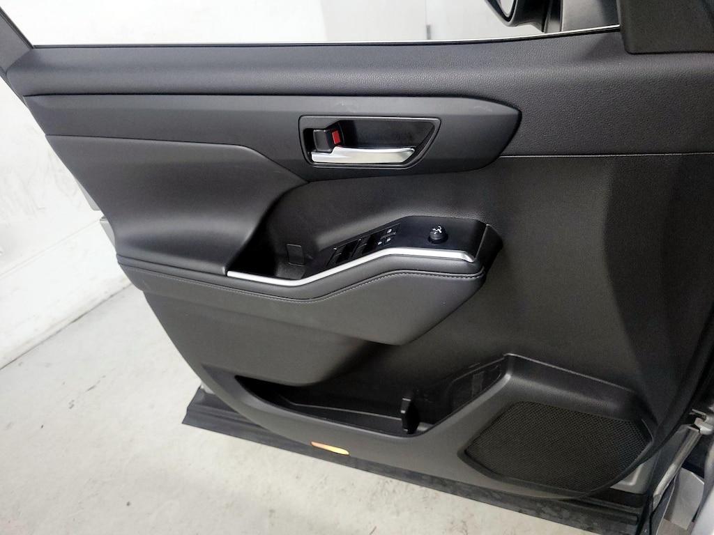 used 2022 Toyota Highlander car, priced at $33,998