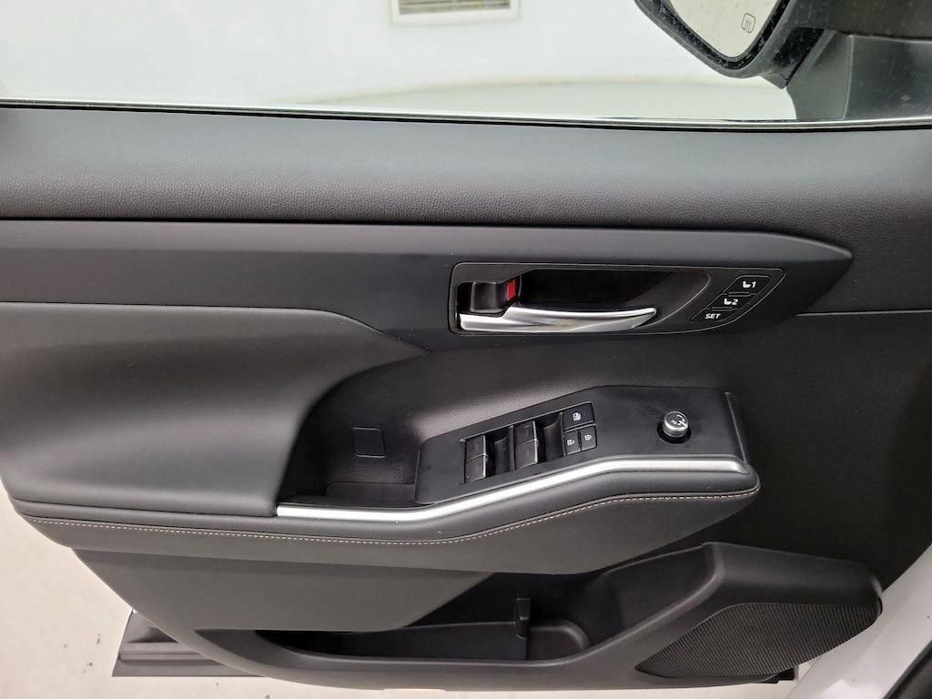 used 2022 Toyota Highlander Hybrid car, priced at $45,998