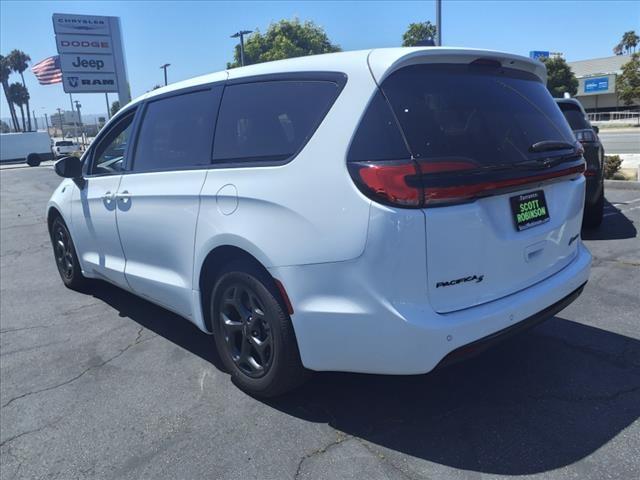 new 2023 Chrysler Pacifica Hybrid car, priced at $47,335