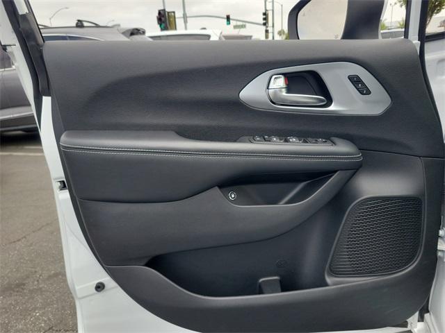 new 2023 Chrysler Pacifica Hybrid car, priced at $47,335
