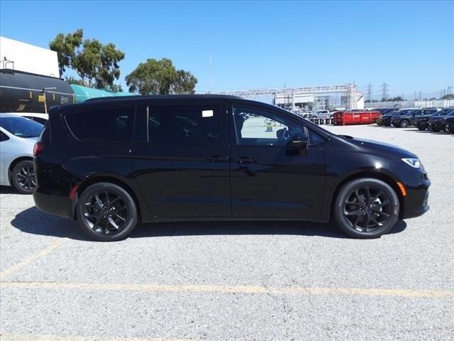 new 2024 Chrysler Pacifica car, priced at $45,404