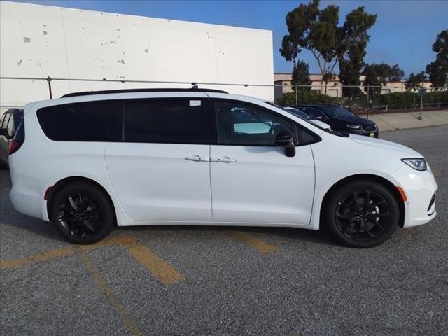 new 2024 Chrysler Pacifica car, priced at $45,404