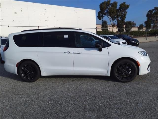 new 2024 Chrysler Pacifica car, priced at $45,404